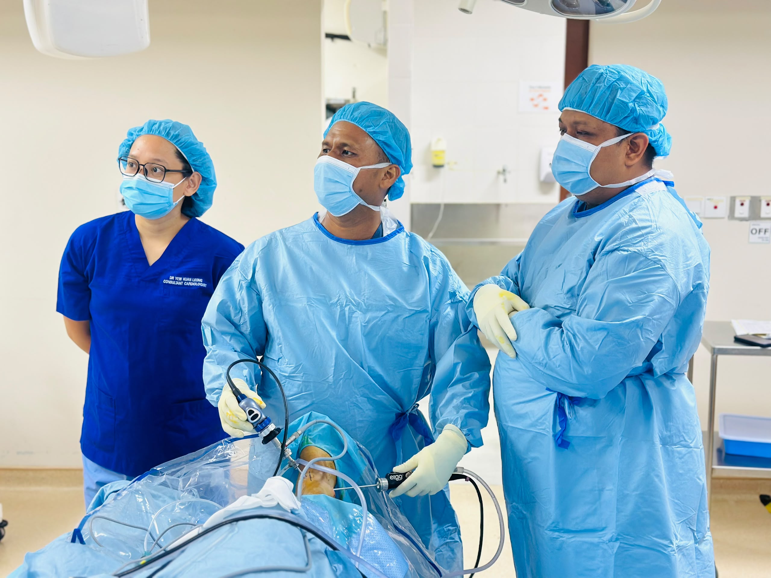 Dr Shaharil working with his orthopaedic clinical team