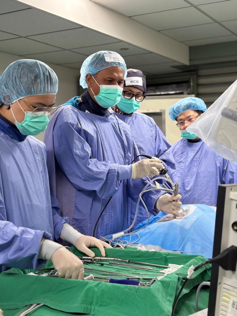 Dr Shaharil working with an orthopaedic surgical team in theatre