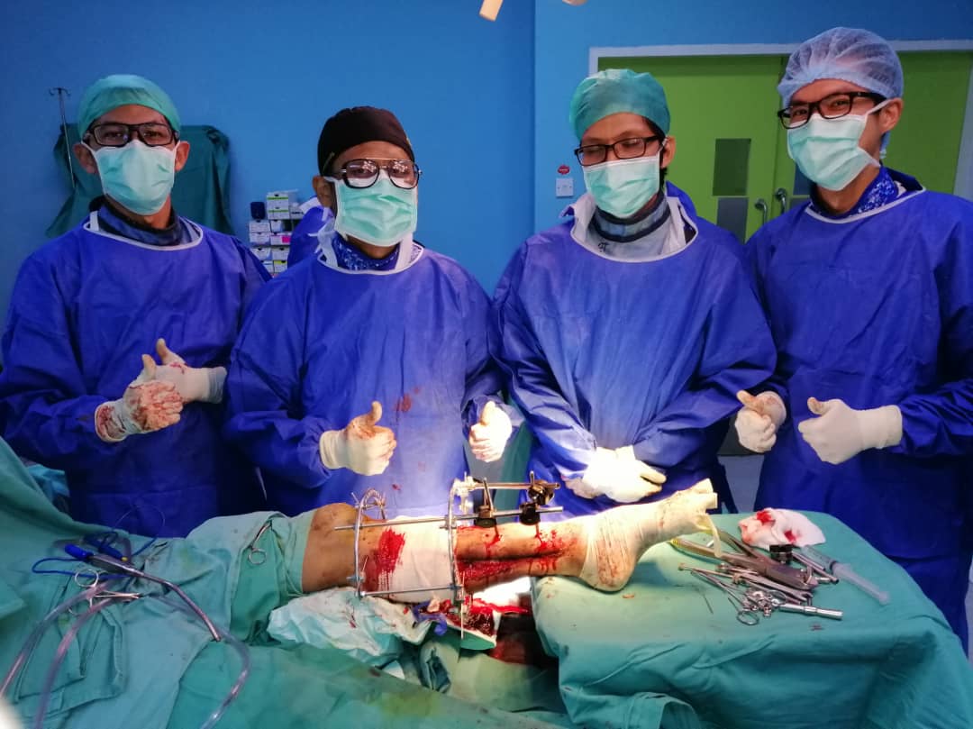 Dr Shaharil and the operating team during orthopaedic fracture surgery