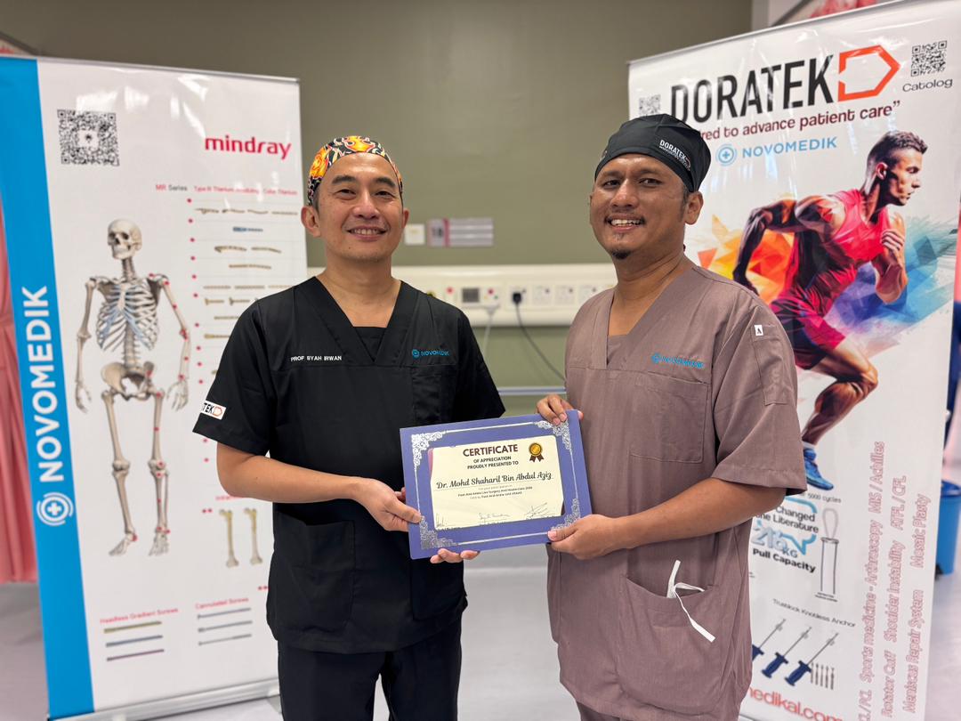 Dr Shaharil receiving an orthopaedic workshop certificate